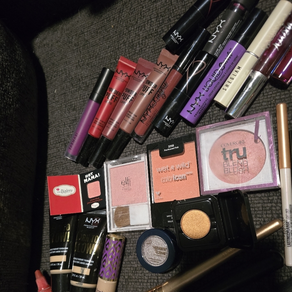 Makeup Bundle! - Picture 3 of 8